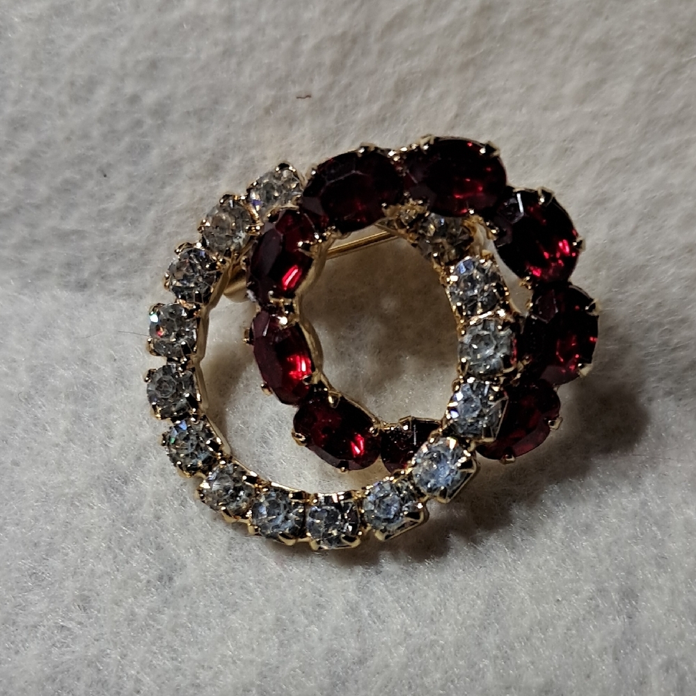 Beautiful, Vinrage Red and Clear Chrstal Brooch with Red and clear Chrystal K7st